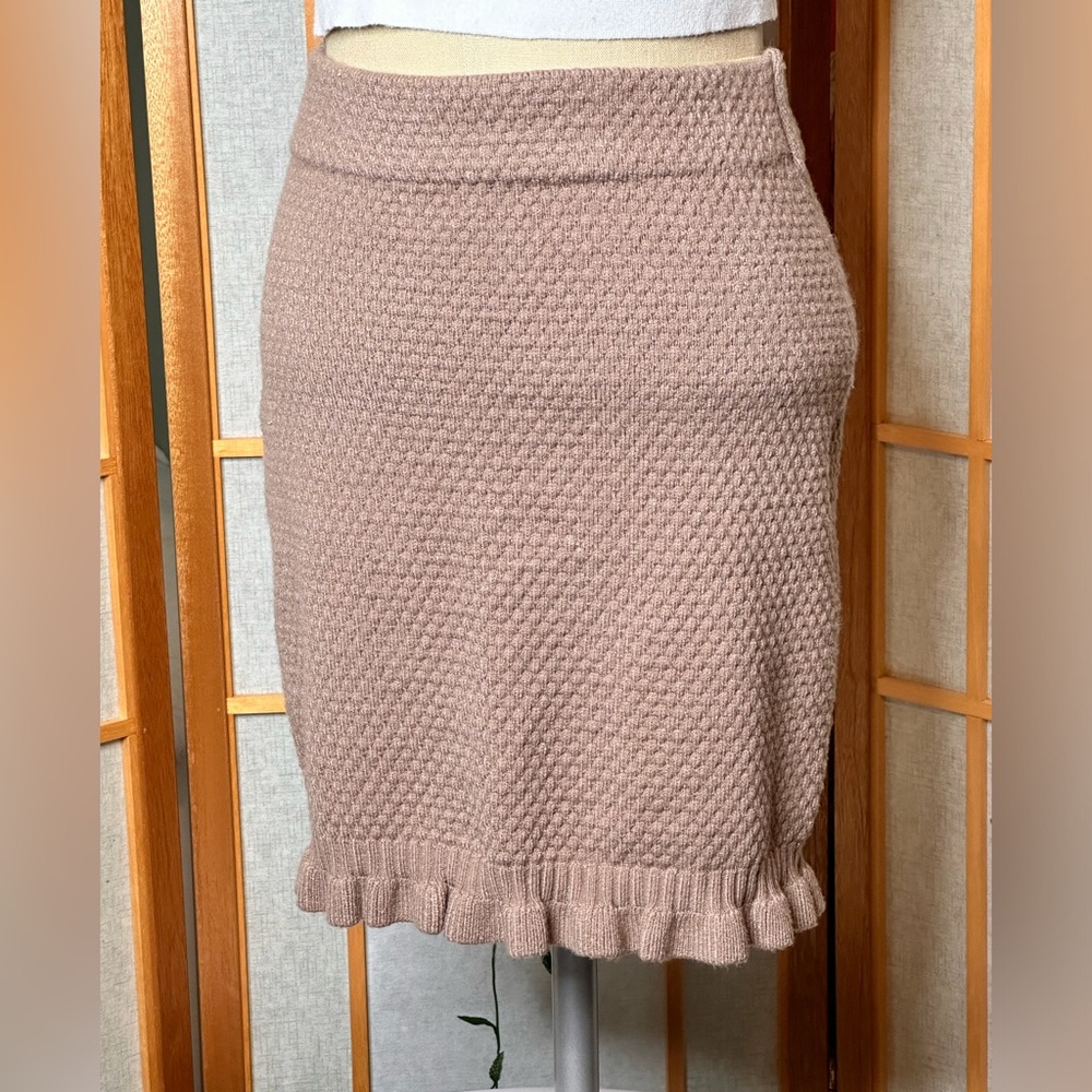 Elegant Express mini skirt in size S, crafted with a luxurious blend. See tags